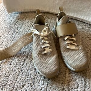 Nike Womens Air Zoom sz7. Tan